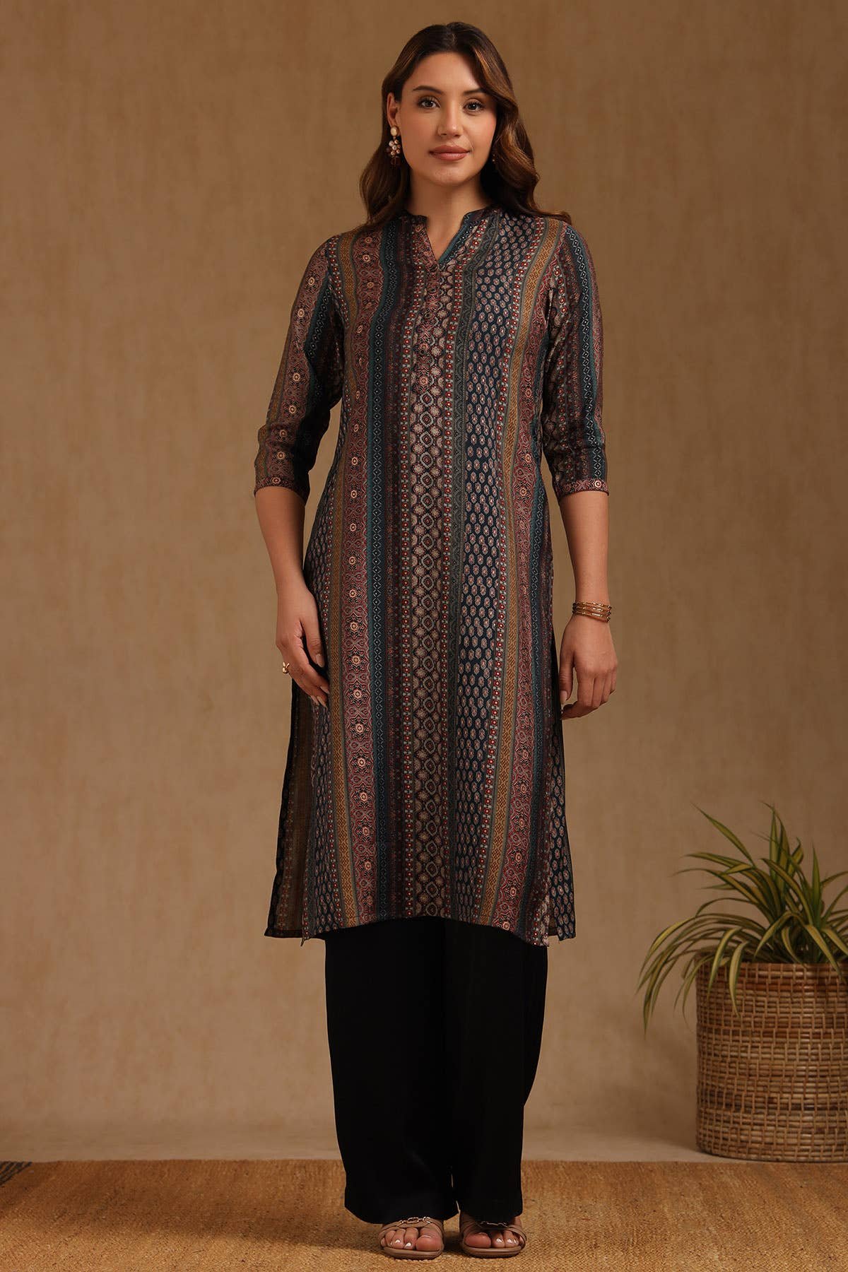 Teal Muslin Ethnic Motifs Kurta - View 4