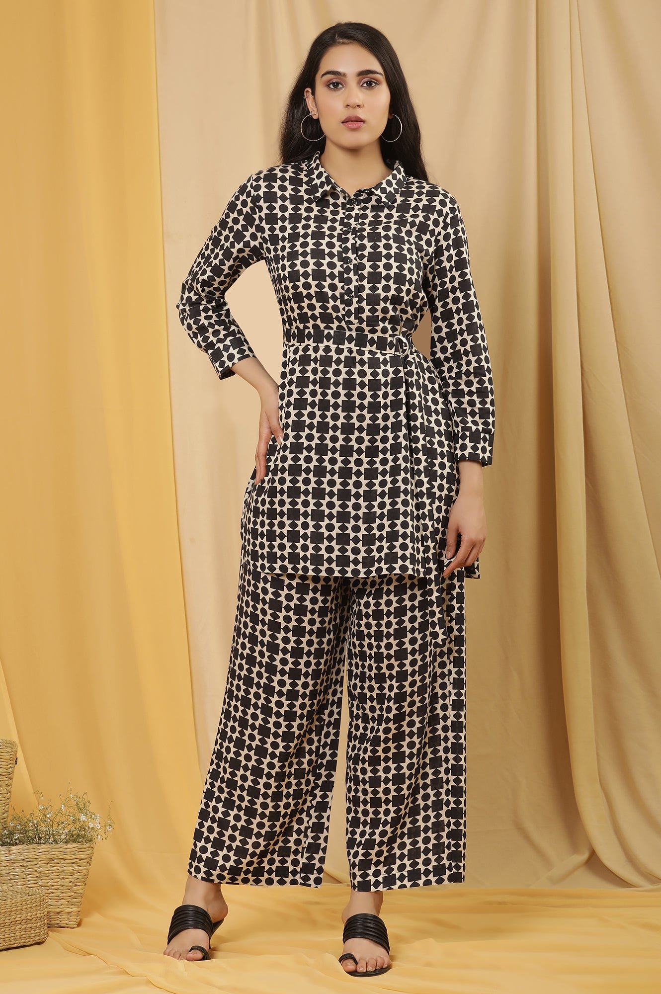 White And Black Geometric Printed Top And Trouser Set - View 8